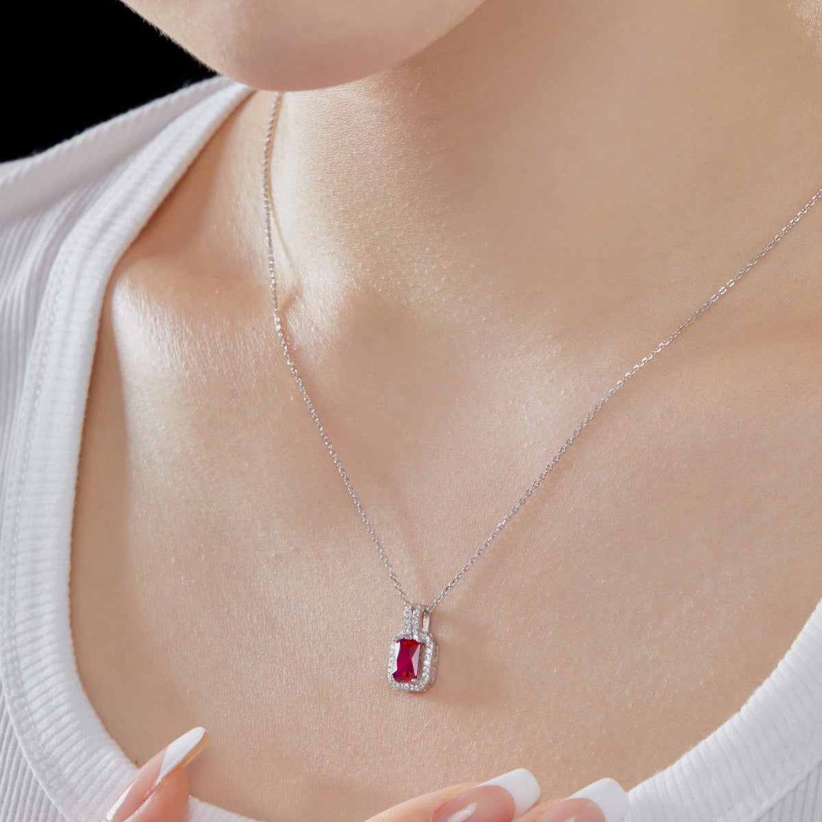 Collar de diamantes rojos