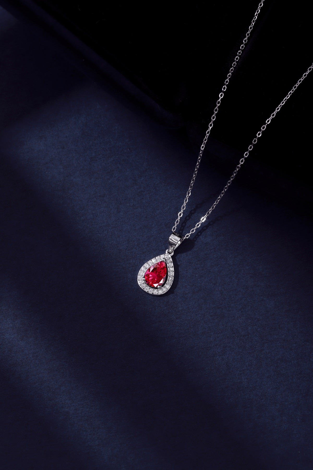 Collar de diamantes rojos