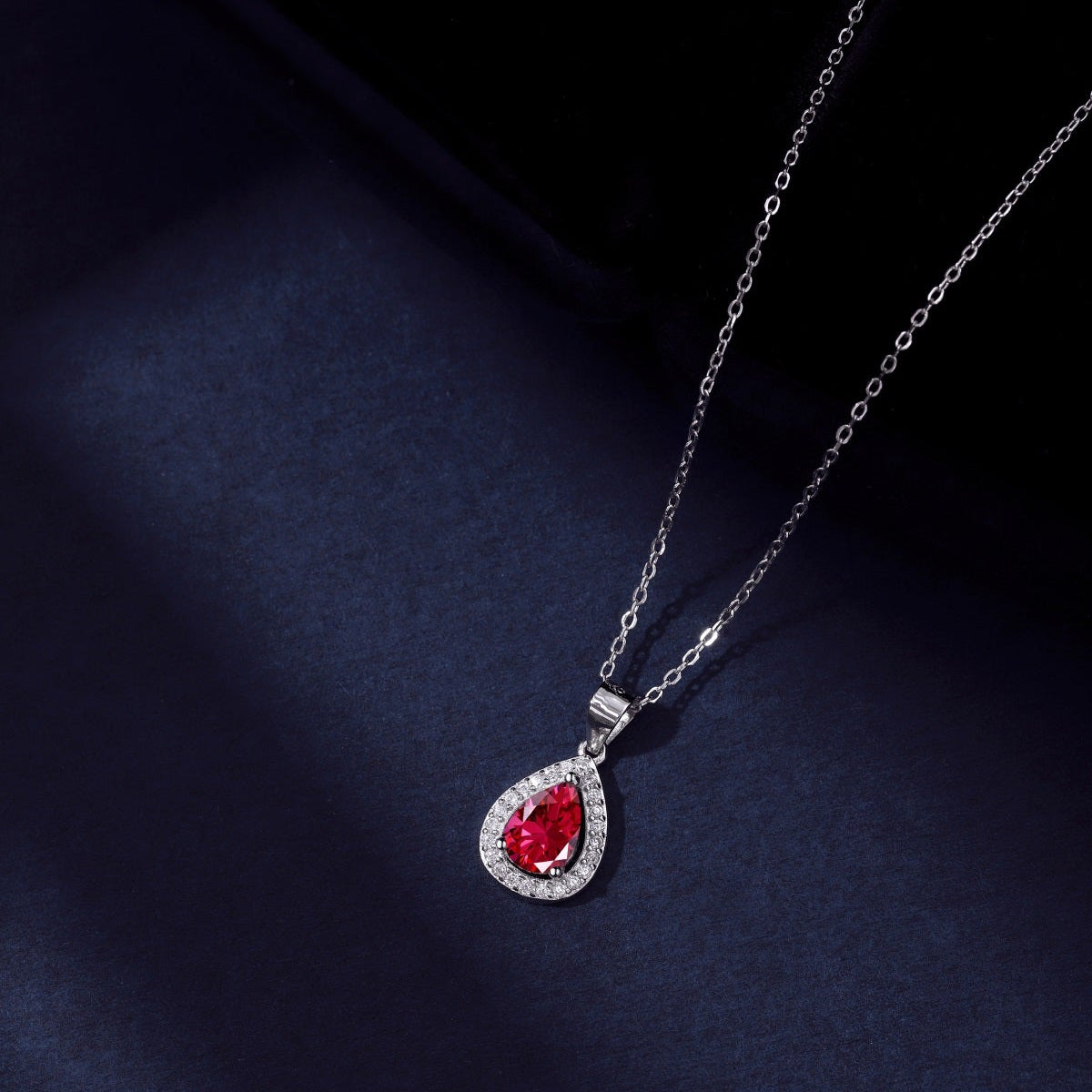 Collar de diamantes rojos