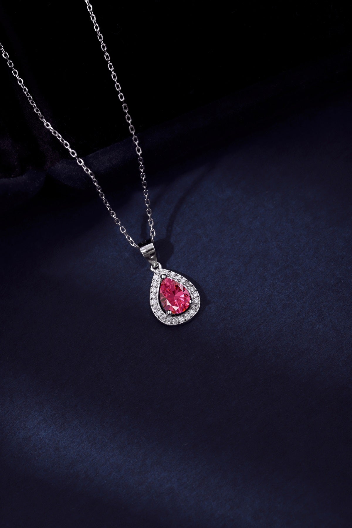 Collar de diamantes rojos