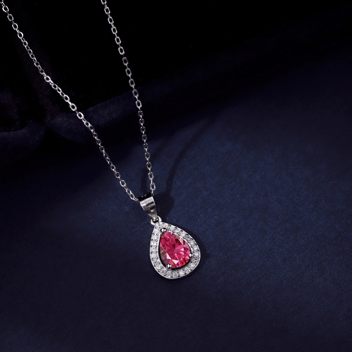 Collar de diamantes rojos