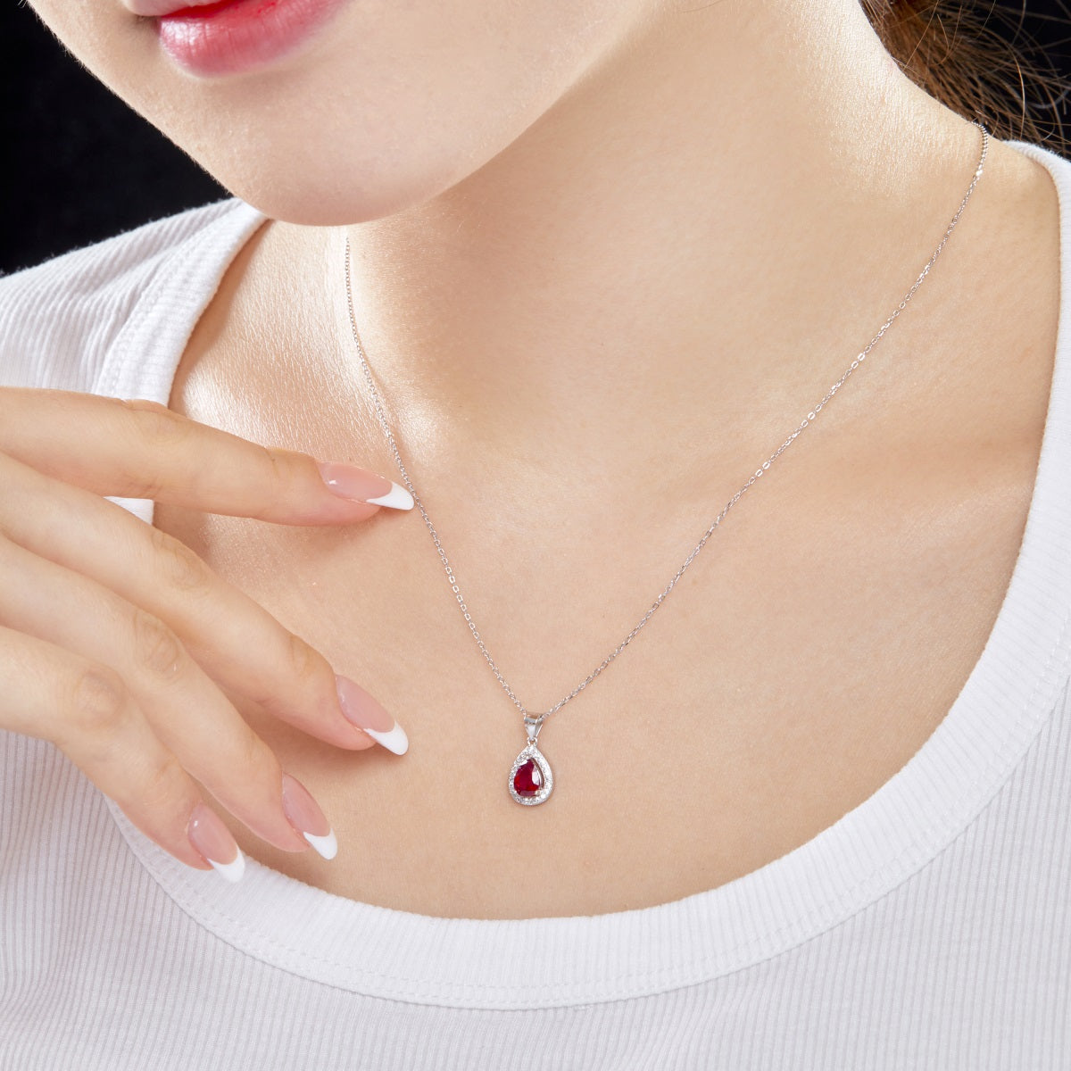Collar de diamantes rojos