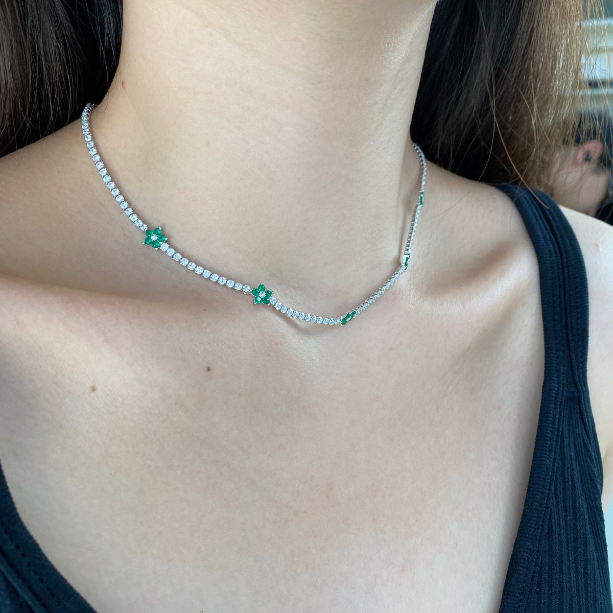 Collar de diamantes con flores verdes