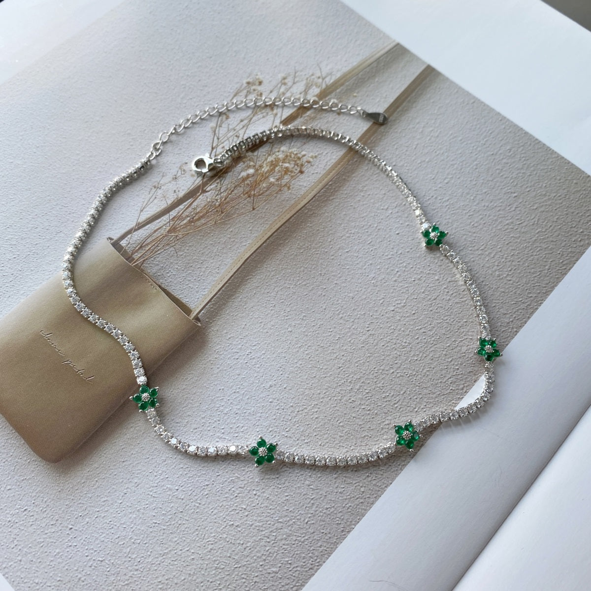 Collar de diamantes con flores verdes