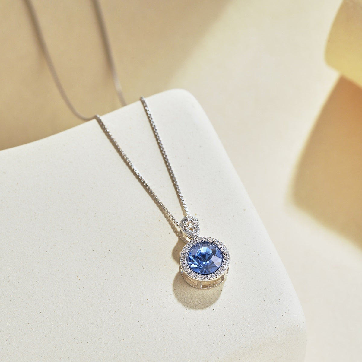 Collar de diamantes azules