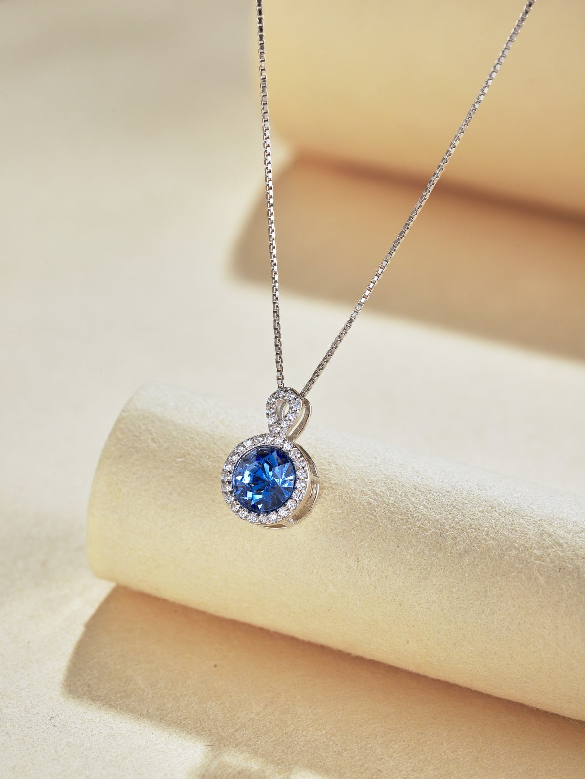 Collar de diamantes azules