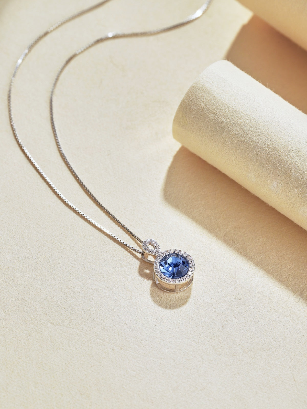 Collar de diamantes azules