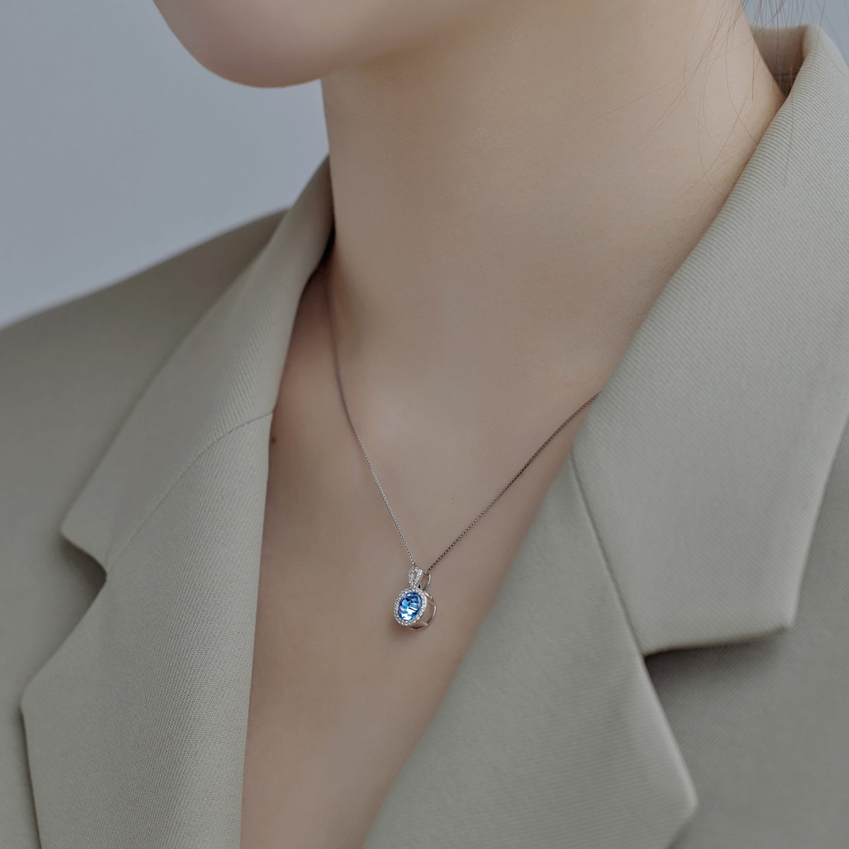 Collar de diamantes azules