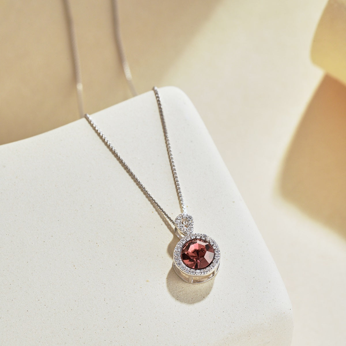 Collar de diamantes rojos
