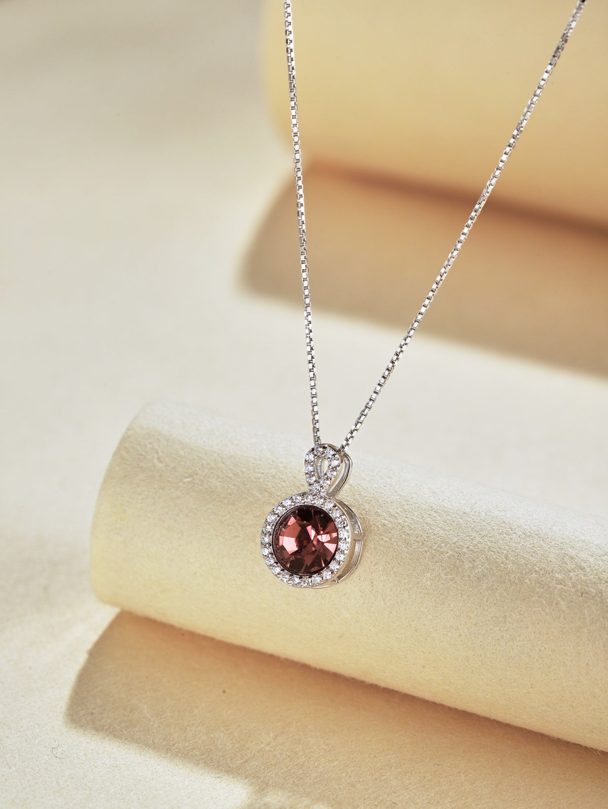 Collar de diamantes rojos