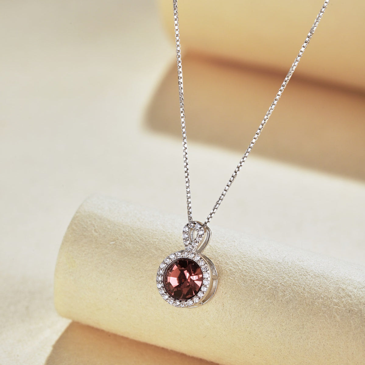 Collar de diamantes rojos