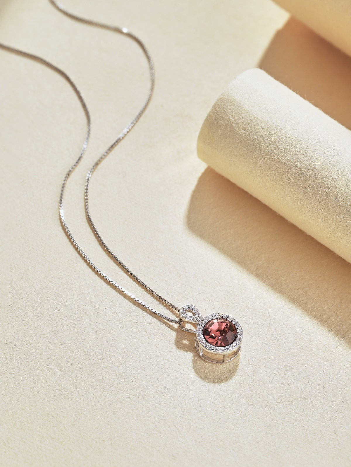 Collar de diamantes rojos