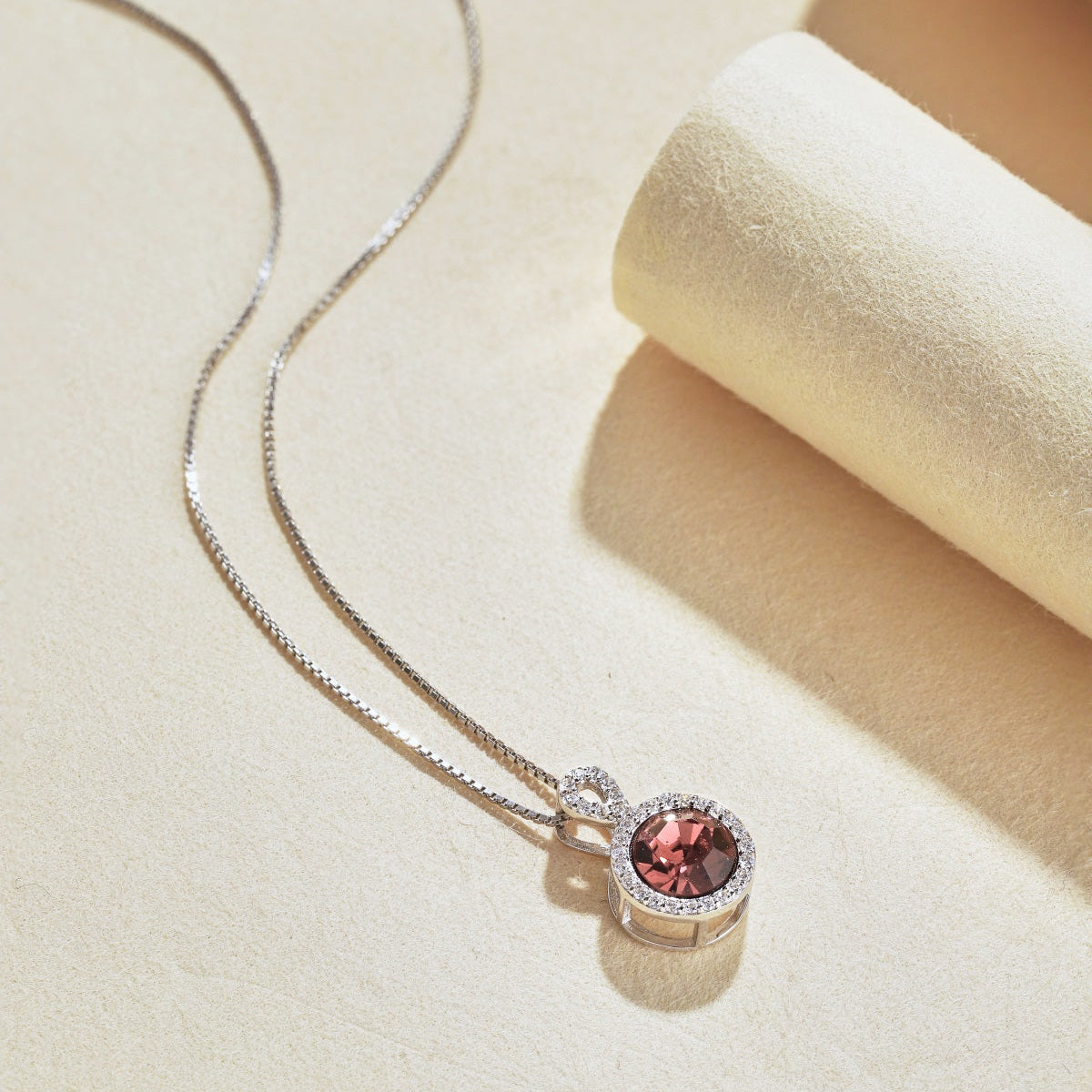 Collar de diamantes rojos