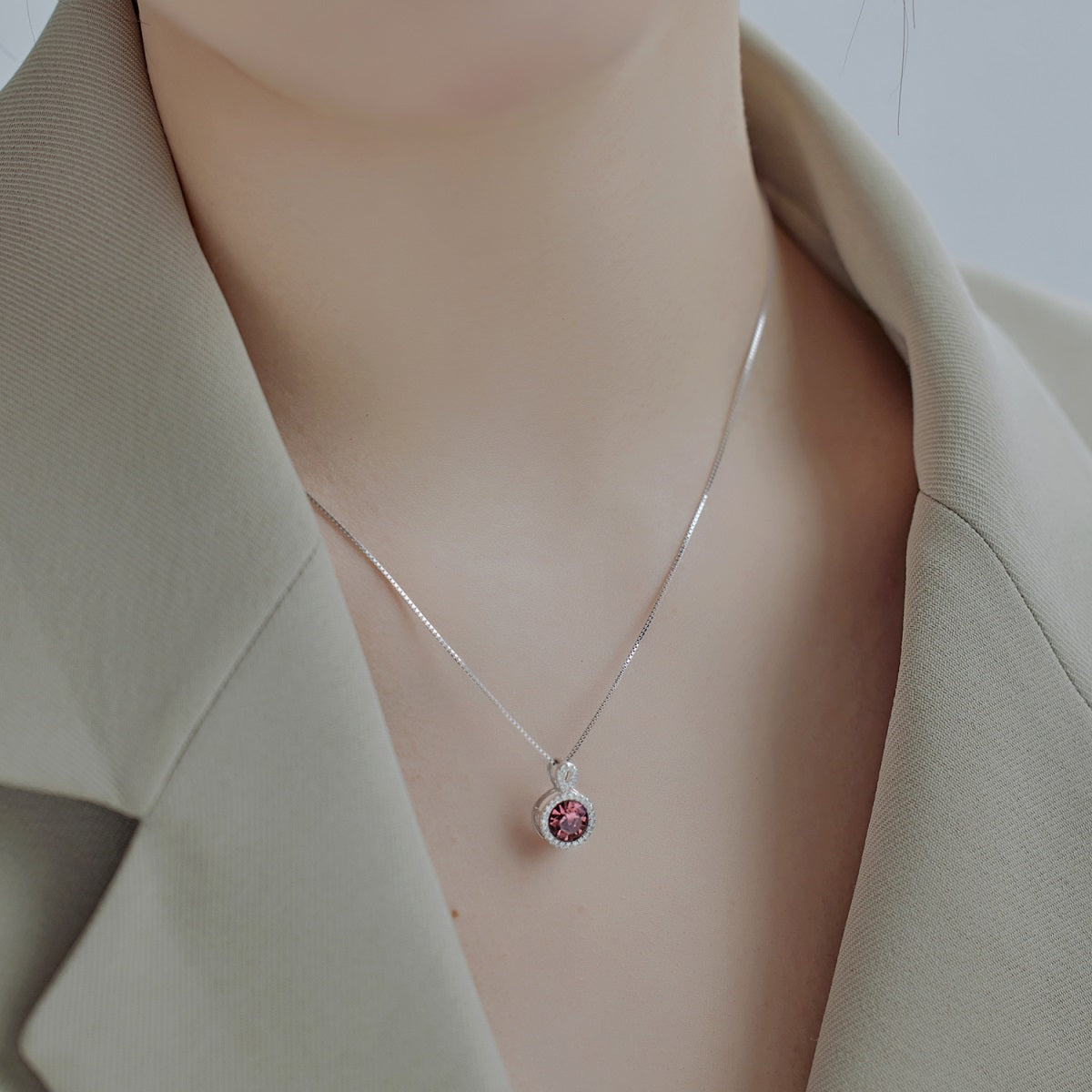 Collar de diamantes rojos