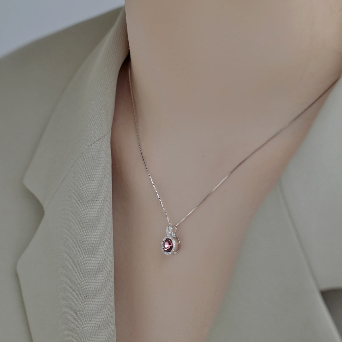 Collar de diamantes rojos