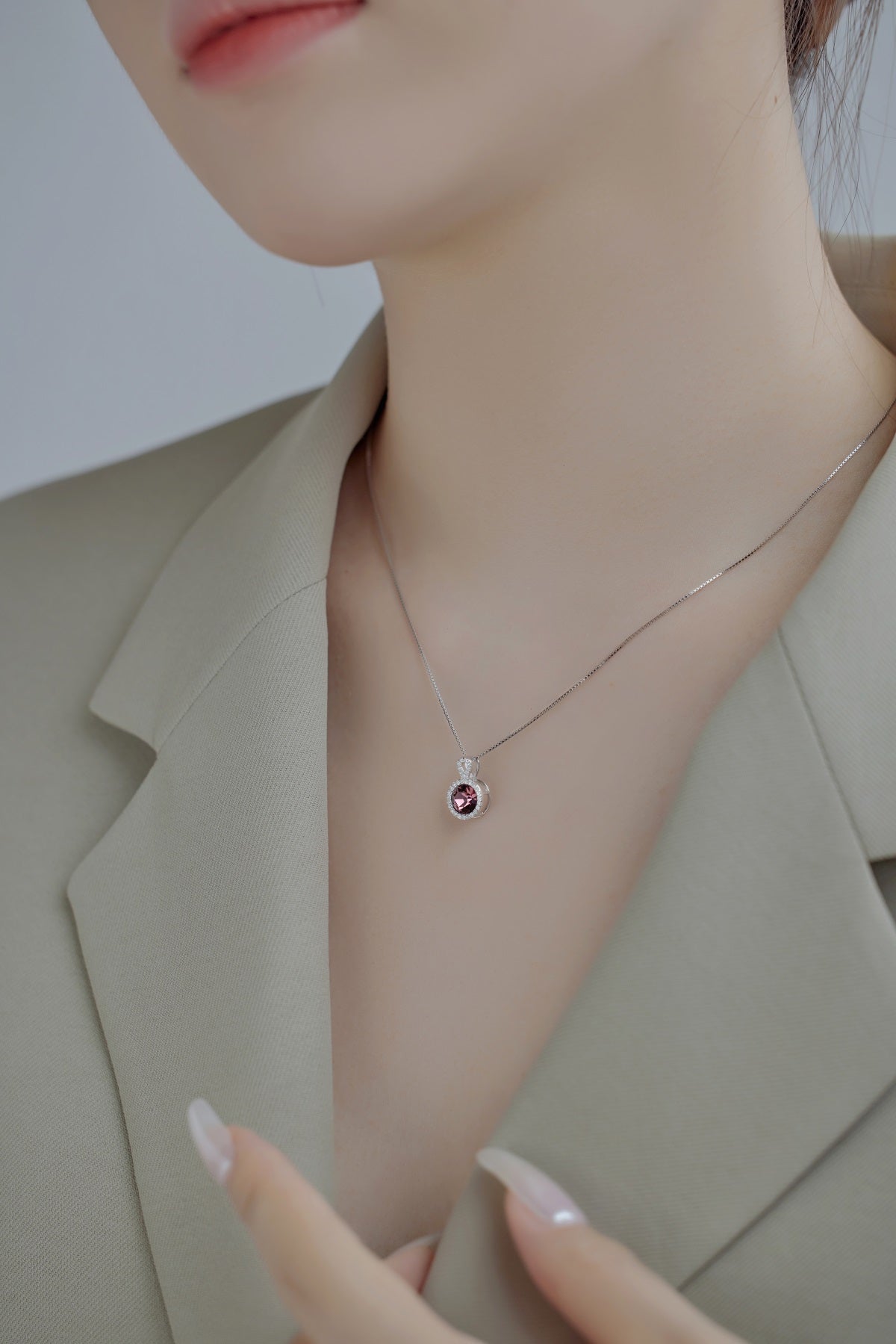 Collar de diamantes rojos