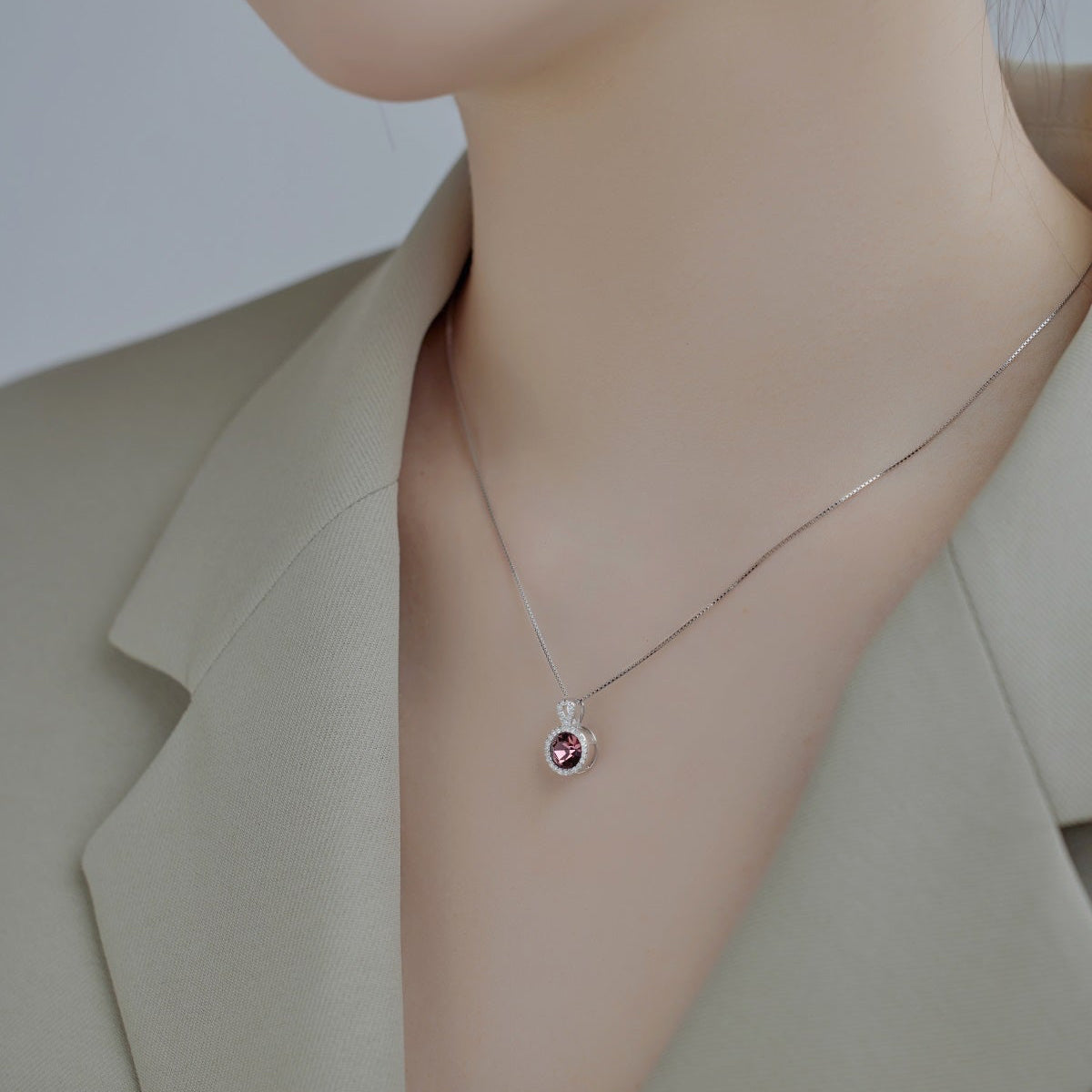 Collar de diamantes rojos