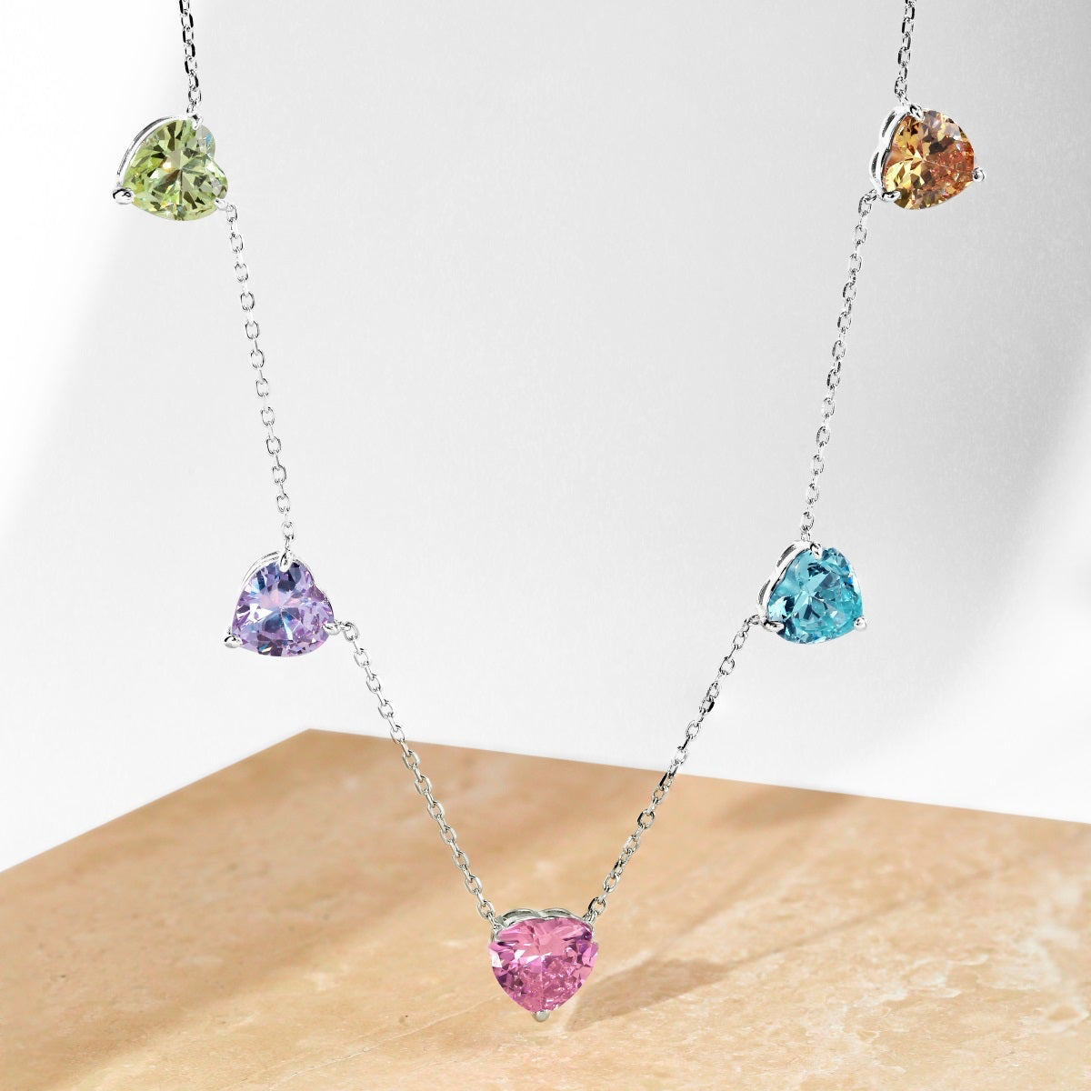 Collar de corazón colorido