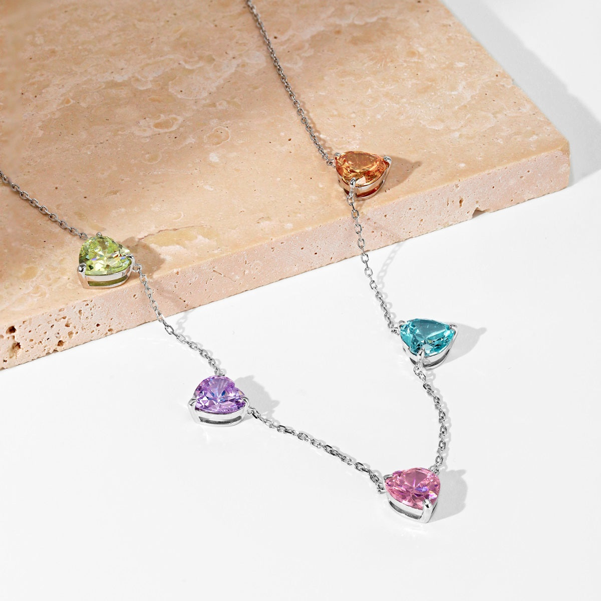 Collar de corazón colorido