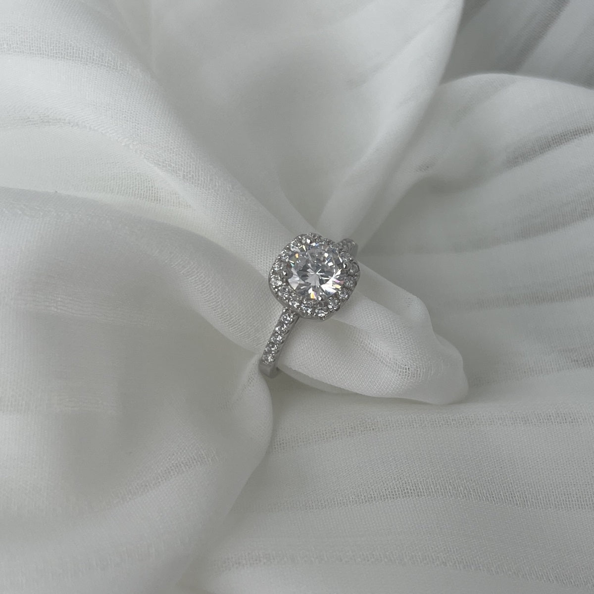 Anillo de diamantes blancos