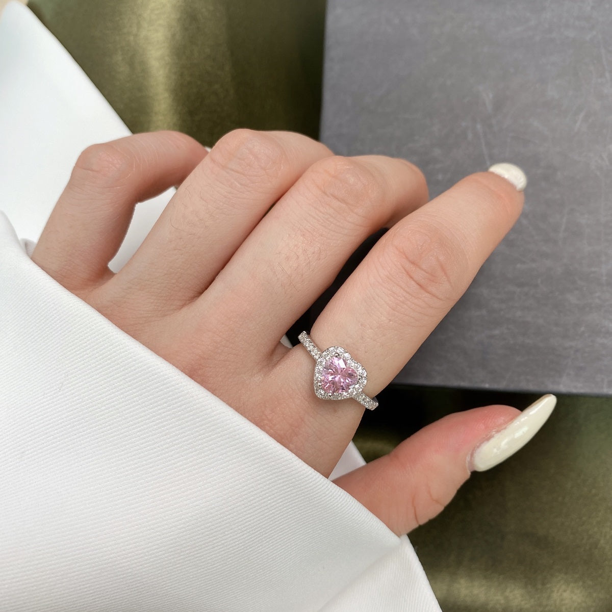 Anillo de diamantes con corazón rosa