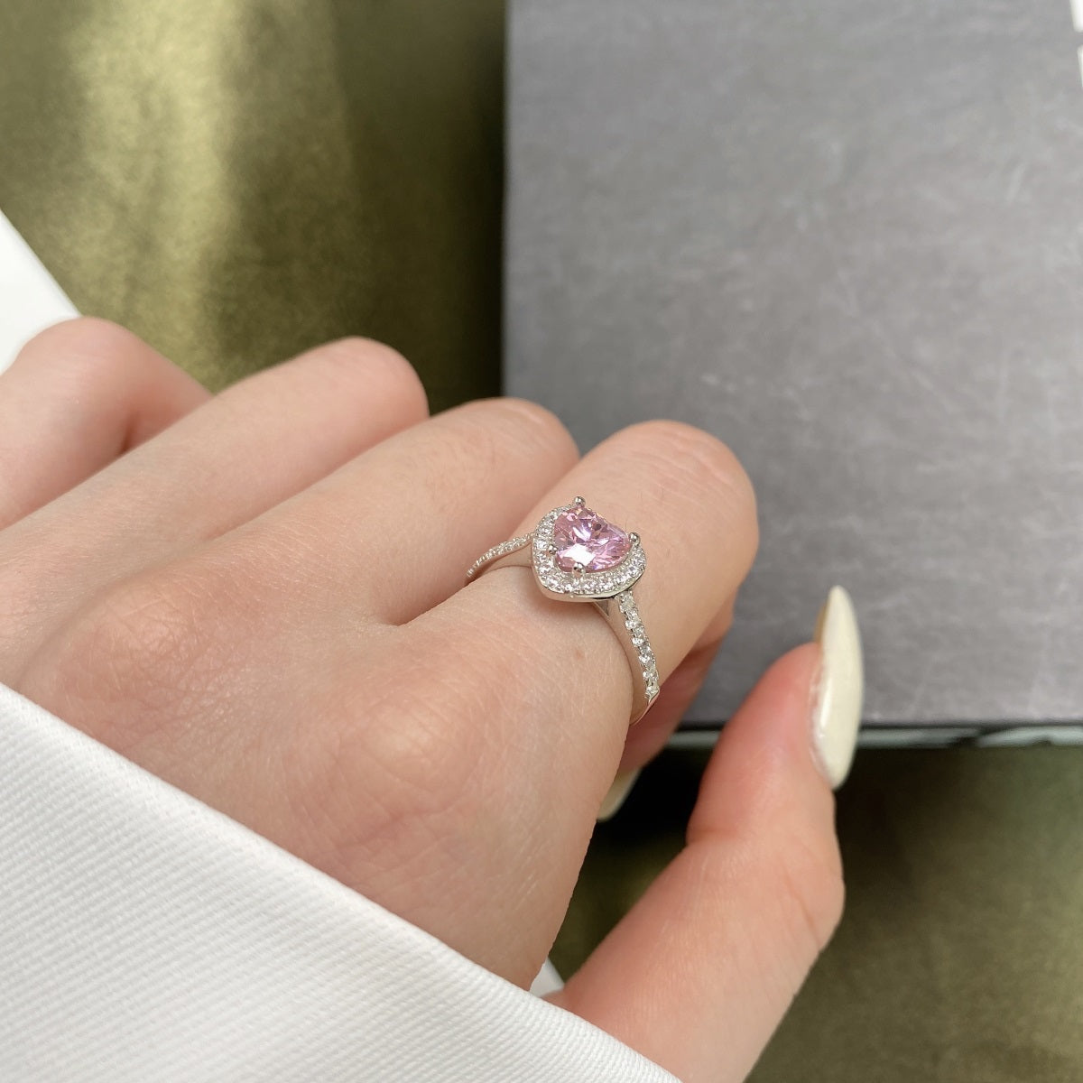Anillo de diamantes con corazón rosa