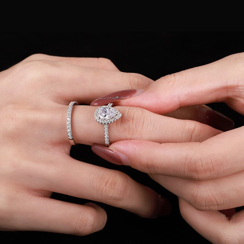 Conjunto de anillos con diamantes ovalados blancos