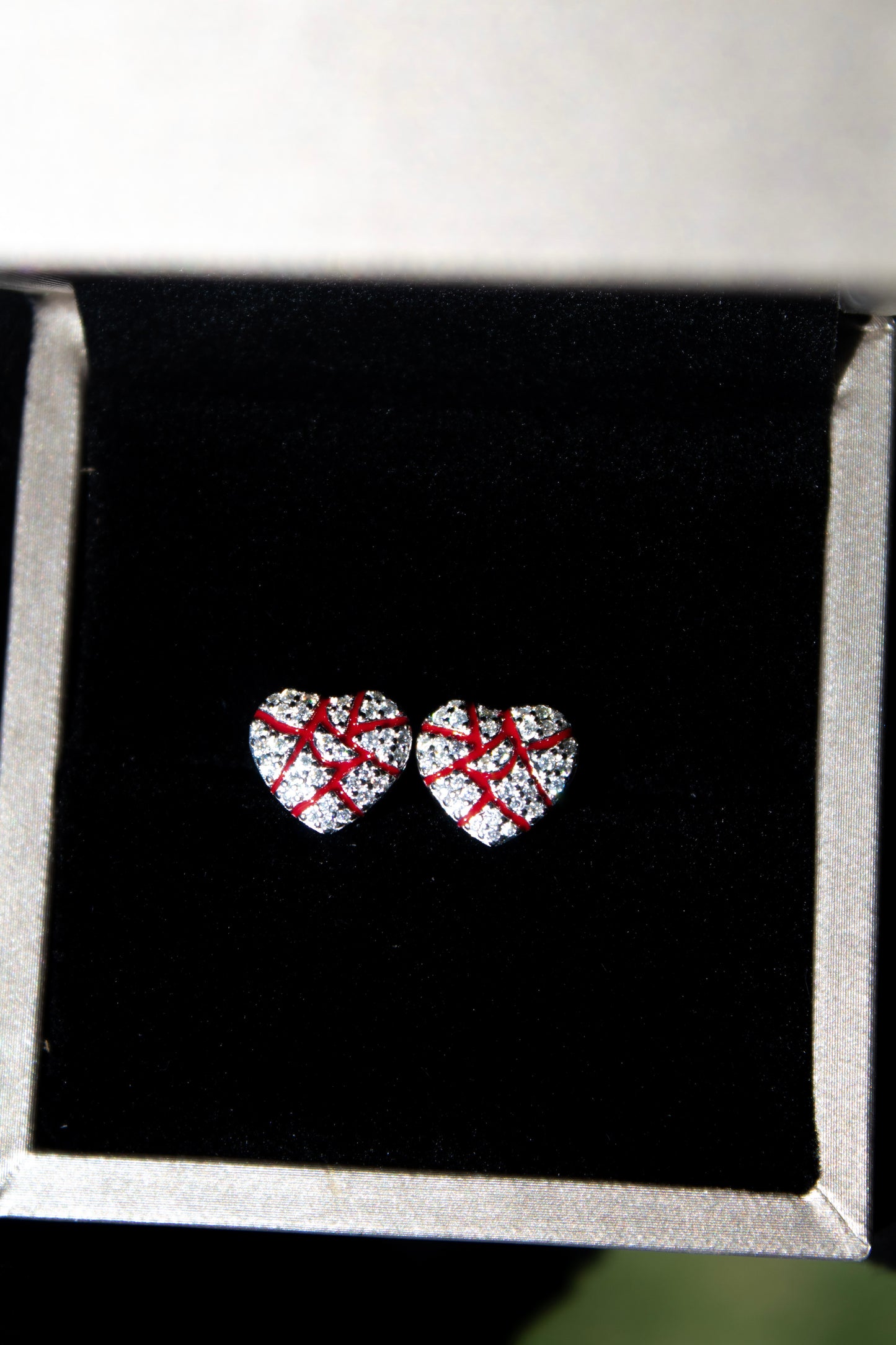 Juego de pendientes de esmalte rojo VVS con forma de corazón roto