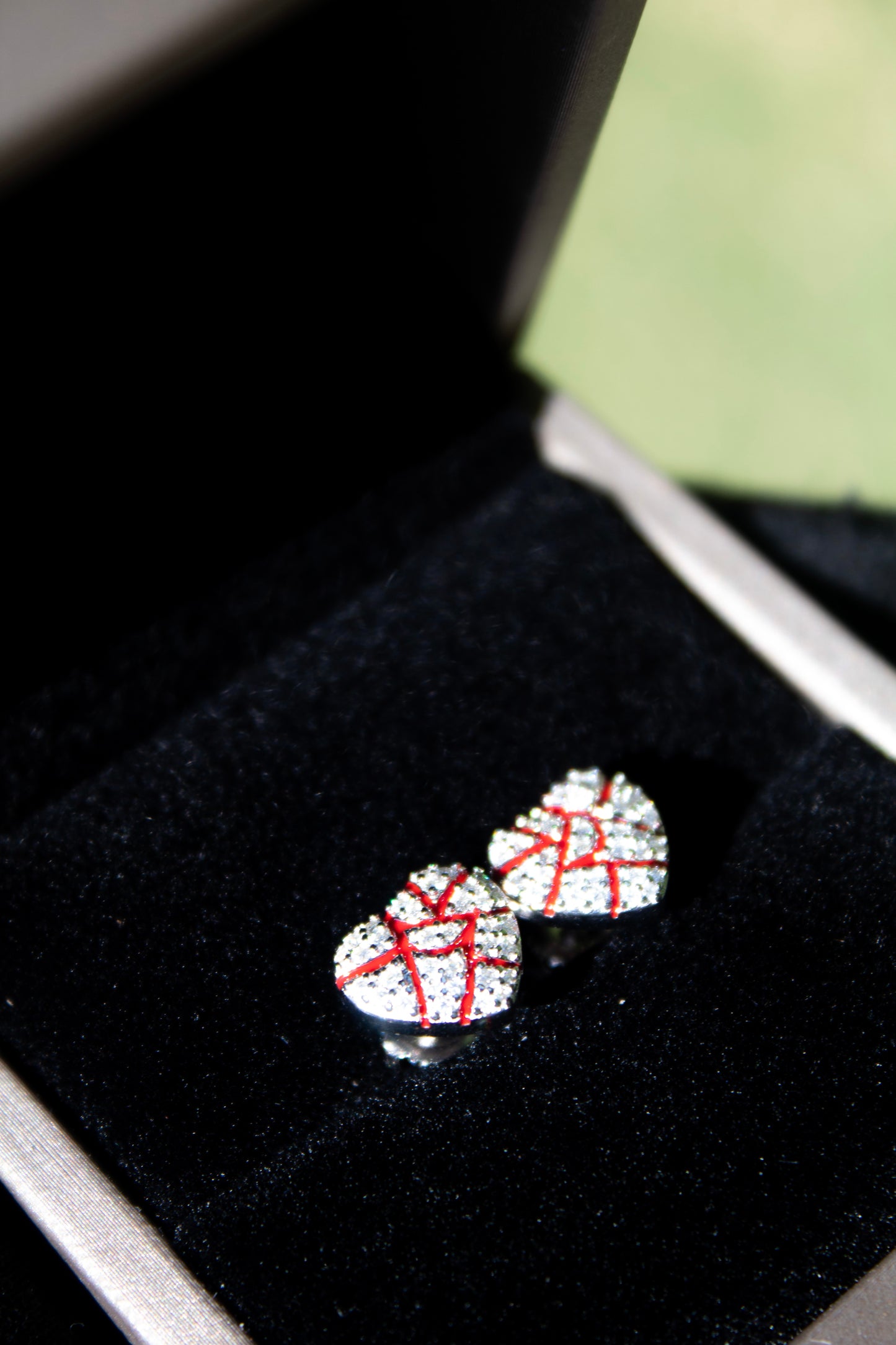 Juego de pendientes de esmalte rojo VVS con forma de corazón roto