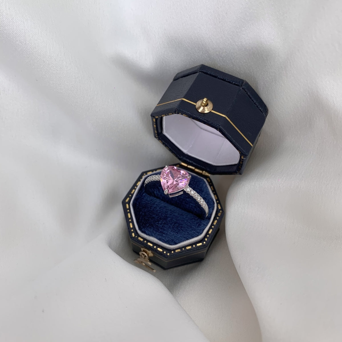 Anillo de diamantes con corazón rosa