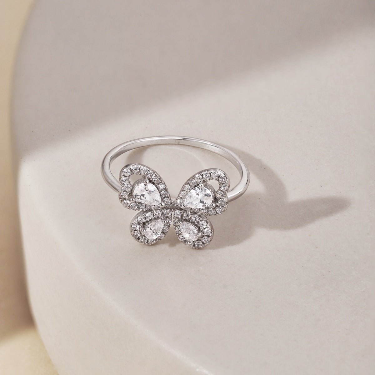 Anillo de diamantes con forma de mariposa