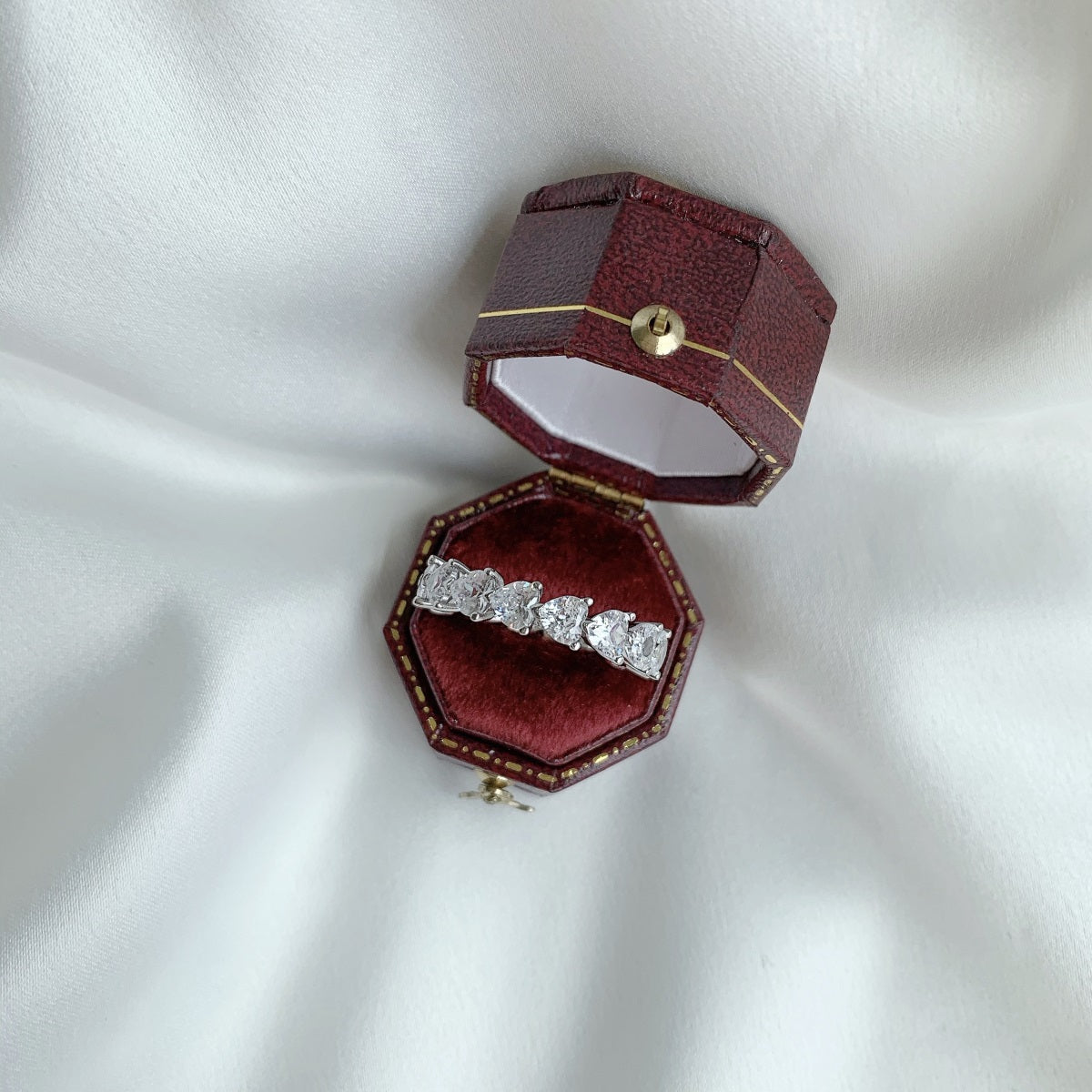 Anillo de diamantes con corazón blanco