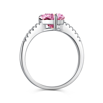 Anillo de diamantes con corazón rosa