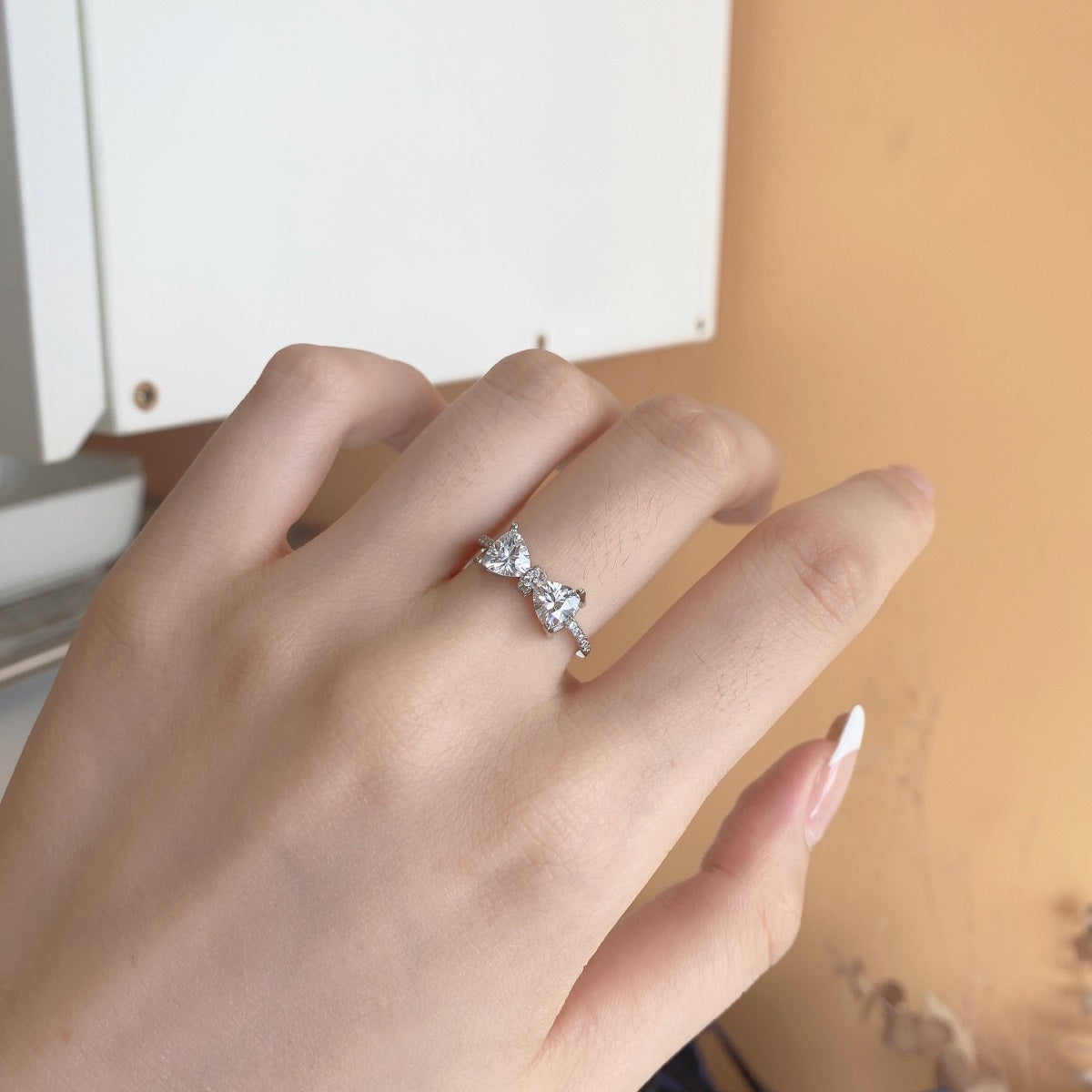 Anillo de diamantes con lazo blanco