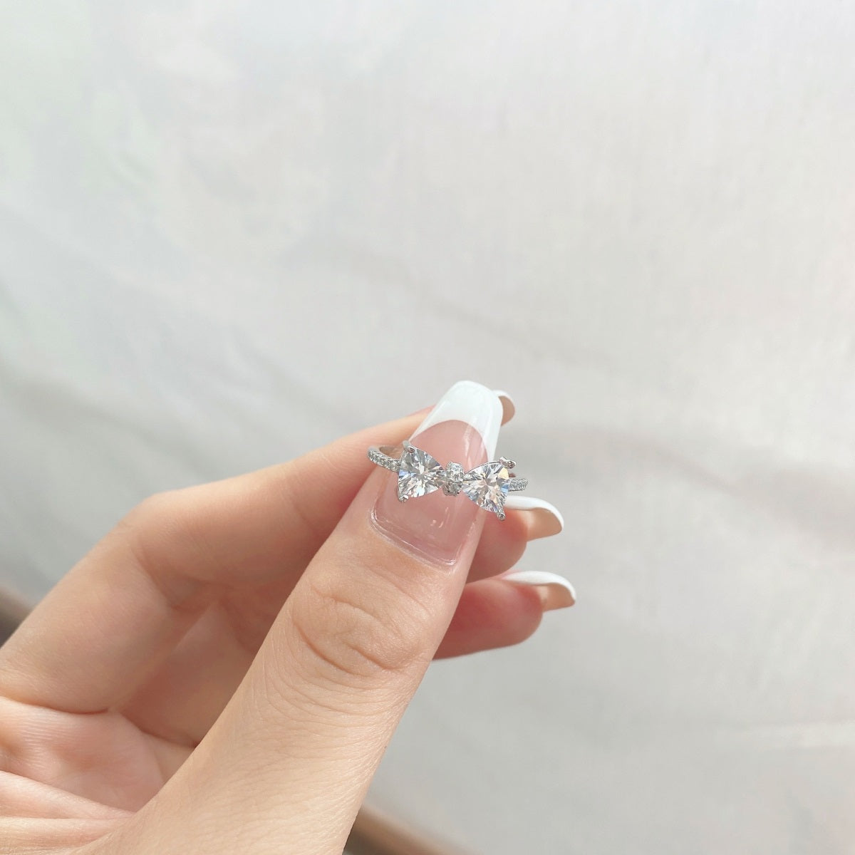 Anillo de diamantes con lazo blanco