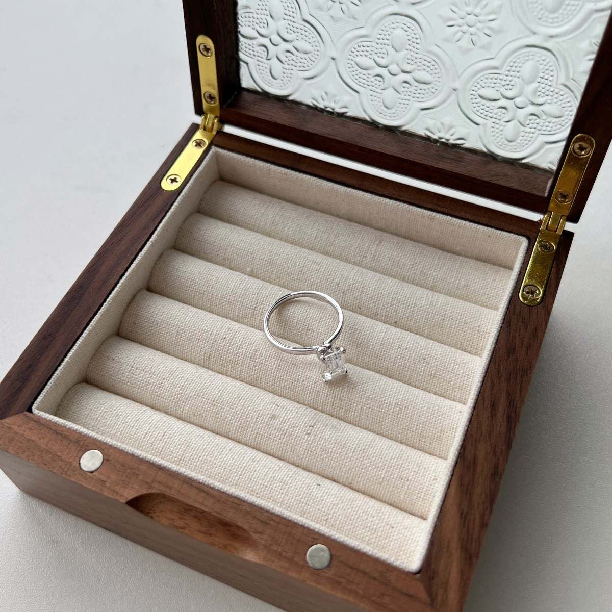 Anillo de diamantes de talla baguette blanca