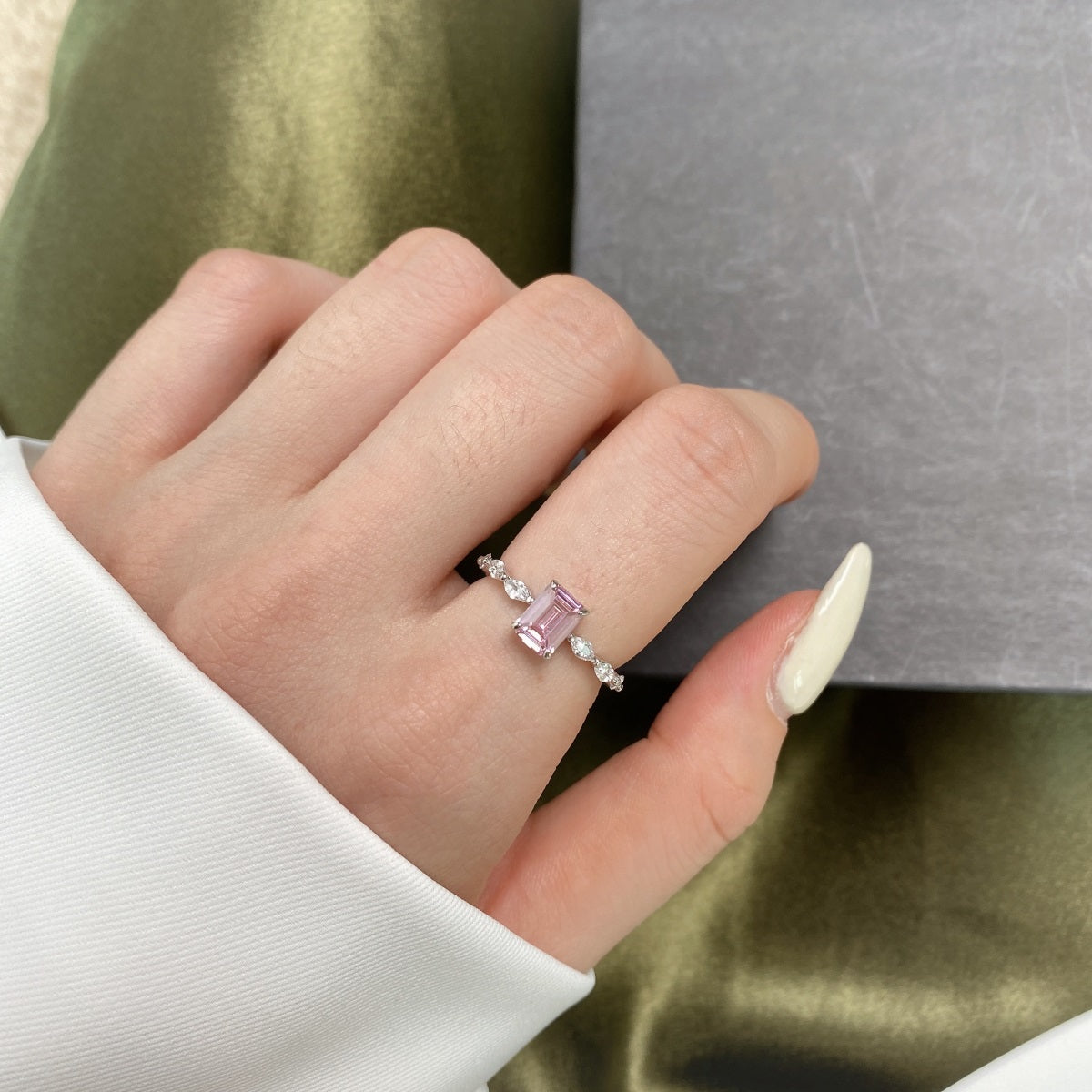 Anillo de diamantes de talla esmeralda rosa