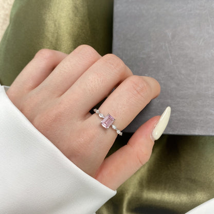 Anillo de diamantes de talla esmeralda rosa