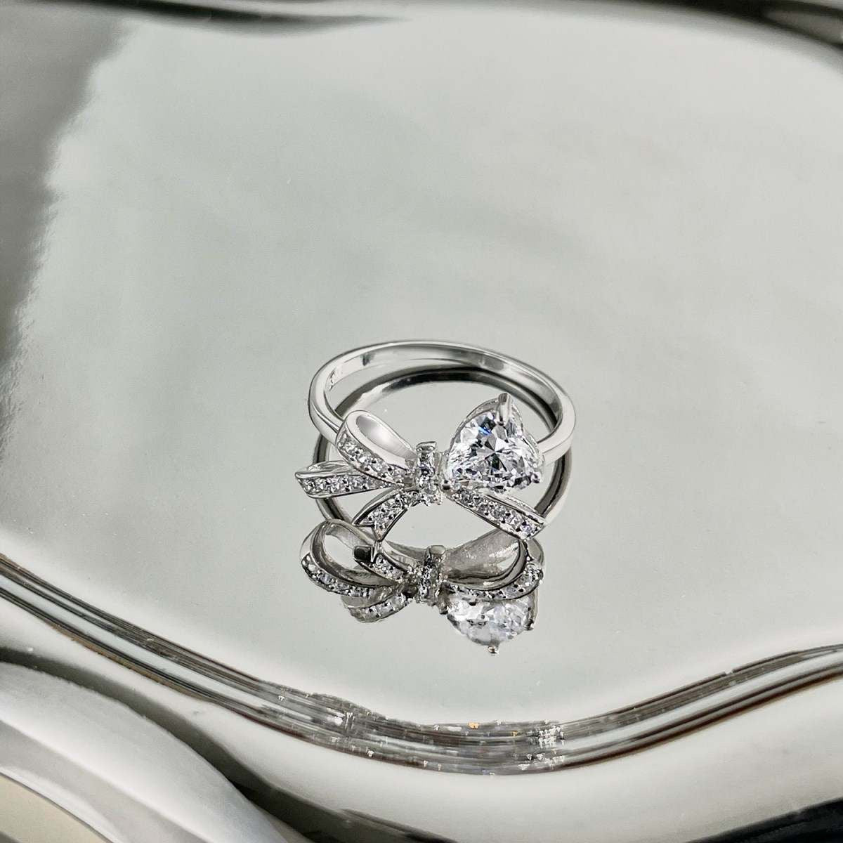 Anillo de diamantes con lazo blanco