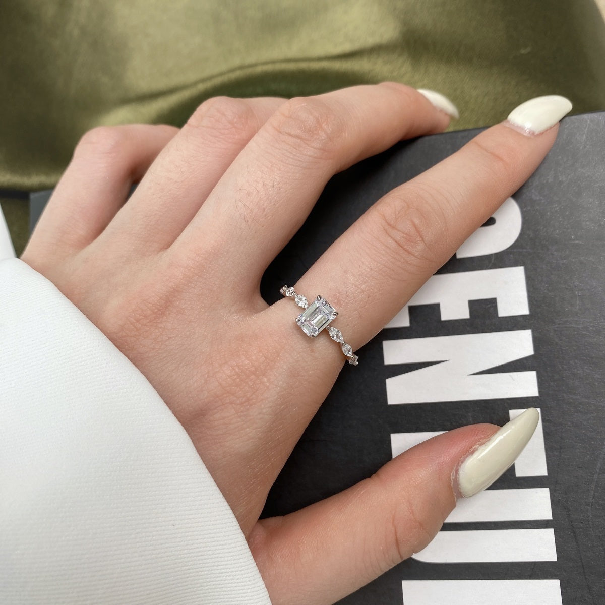 Anillo de diamantes de talla esmeralda blanca