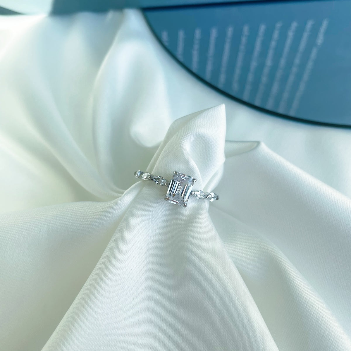 Anillo de diamantes de talla esmeralda blanca