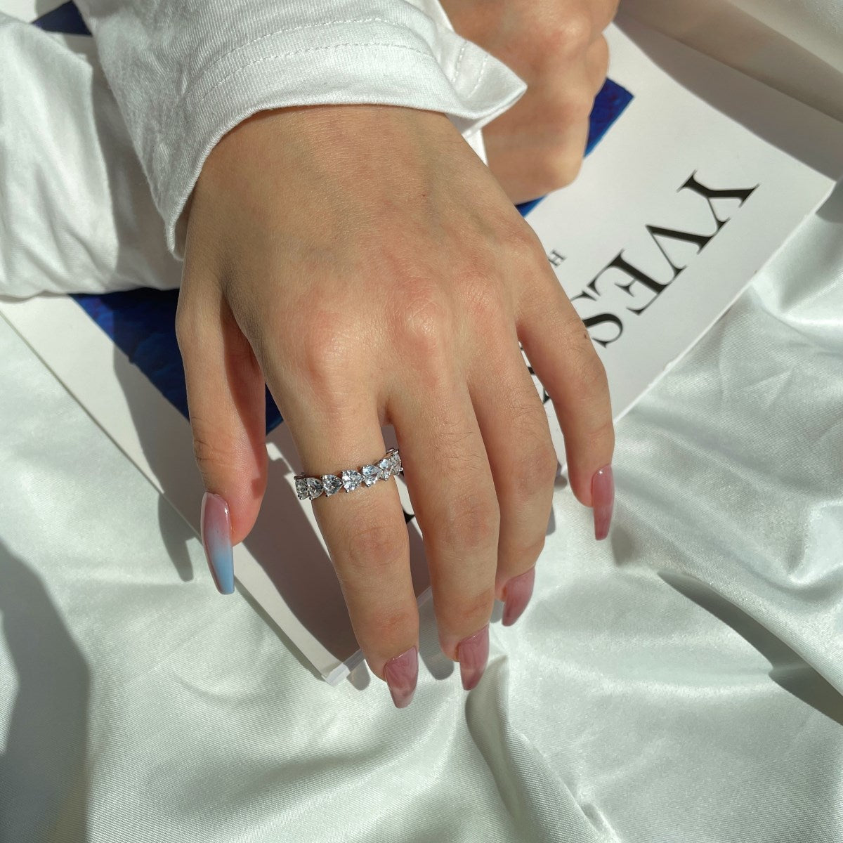 Anillo de diamantes con corazón blanco