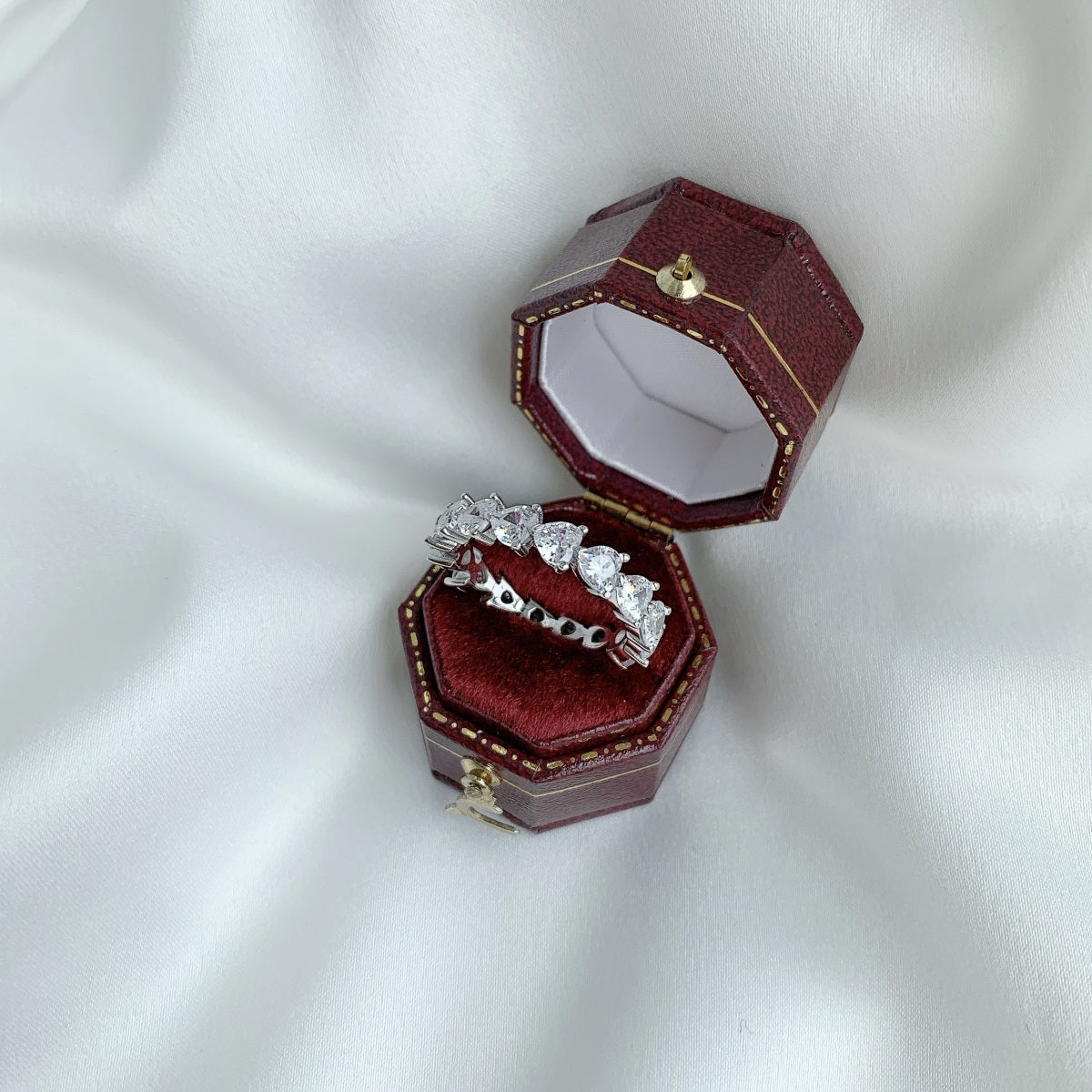 Anillo de diamantes con corazón blanco