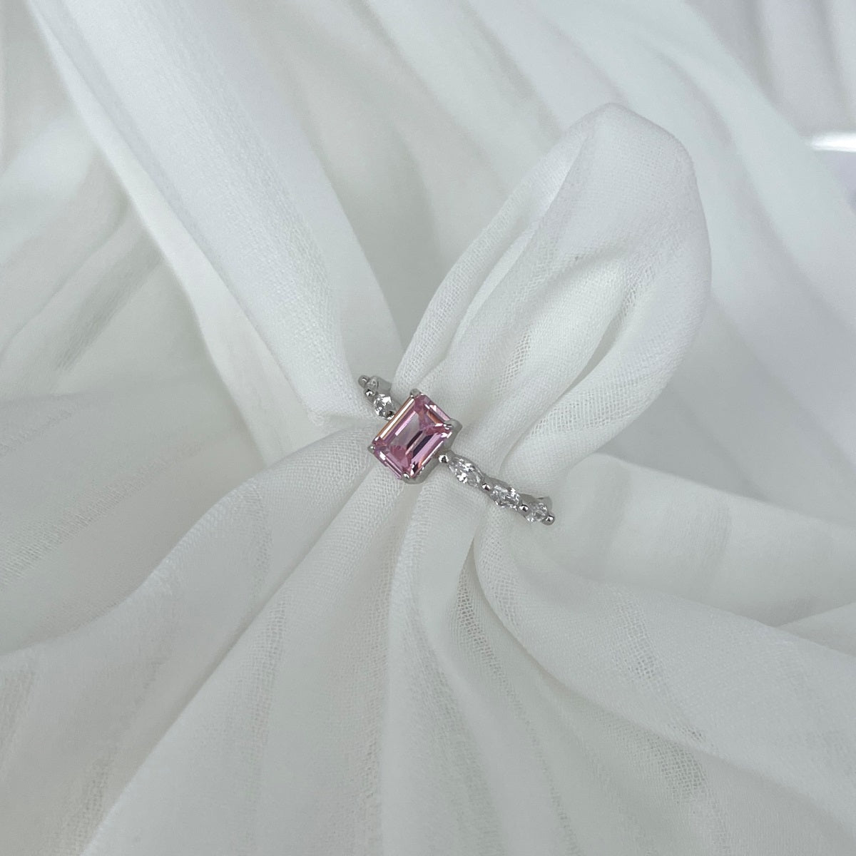 Anillo de diamantes de talla esmeralda rosa