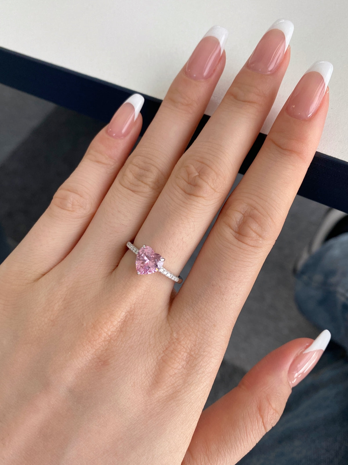 Anillo de diamantes con corazón rosa