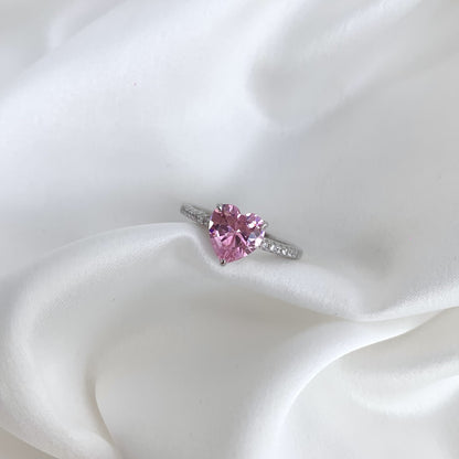 Anillo de diamantes con corazón rosa