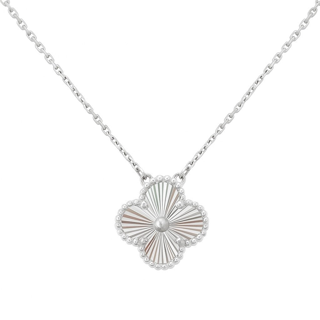 Collar de hoja de trébol