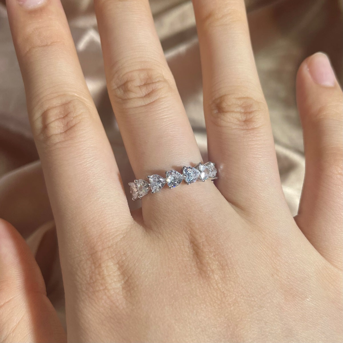 Anillo de diamantes con corazón blanco