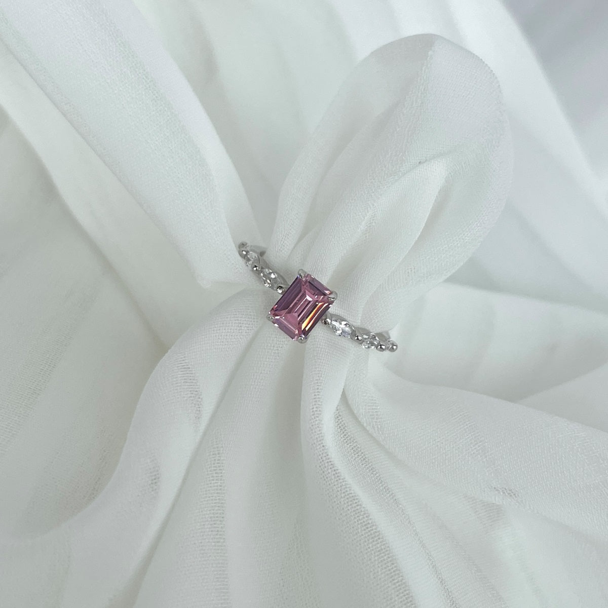 Anillo de diamantes de talla esmeralda rosa