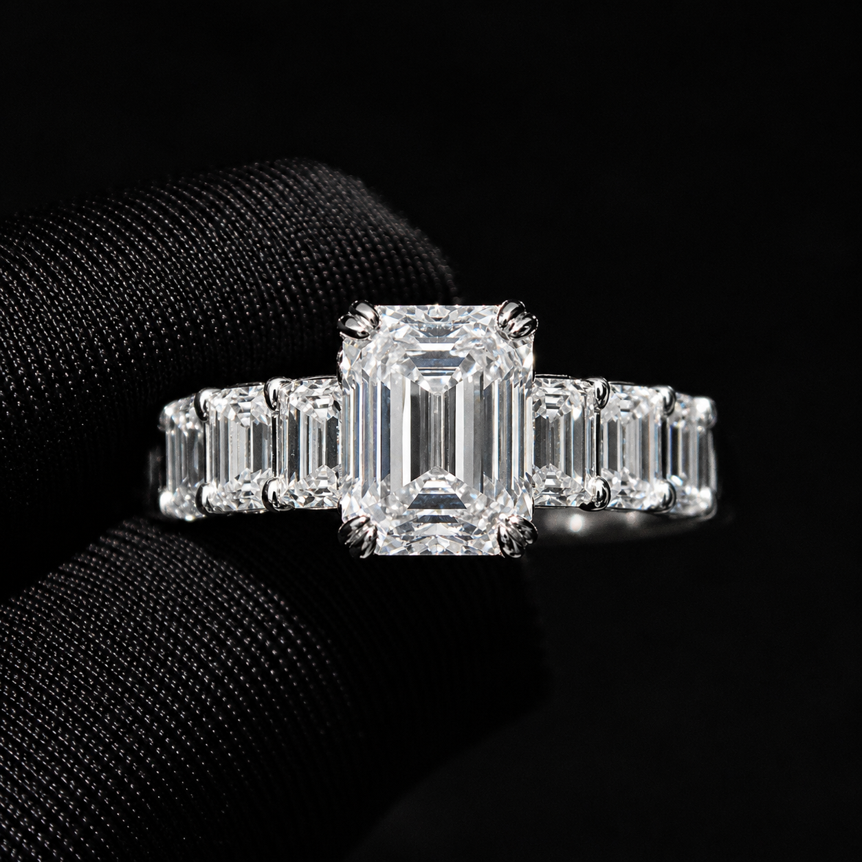 Emerald Royale VVS Ring